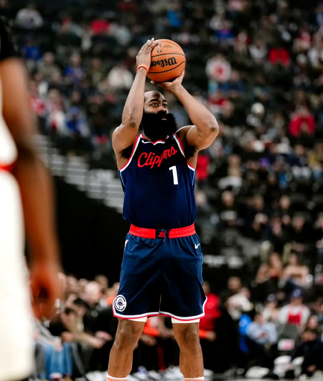 北美篮球明星在比赛中大放异彩，赢得球迷喝彩