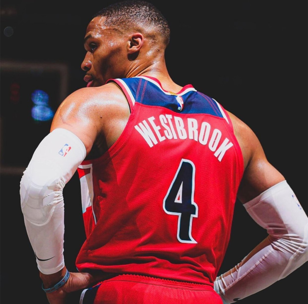 塞尔维亚队后卫因红牌被罚，球队欲改变阵容的简单介绍