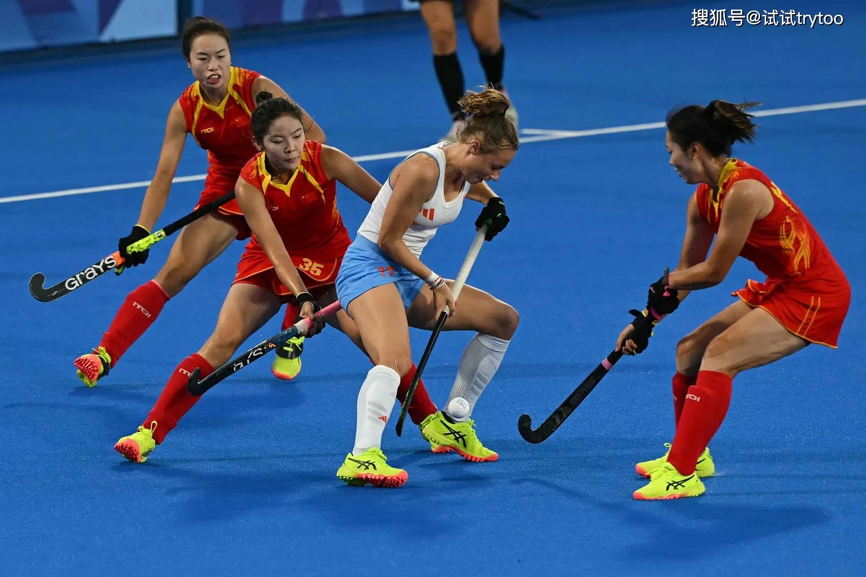 荷兰女子曲棍球队团结一心，锁定前三