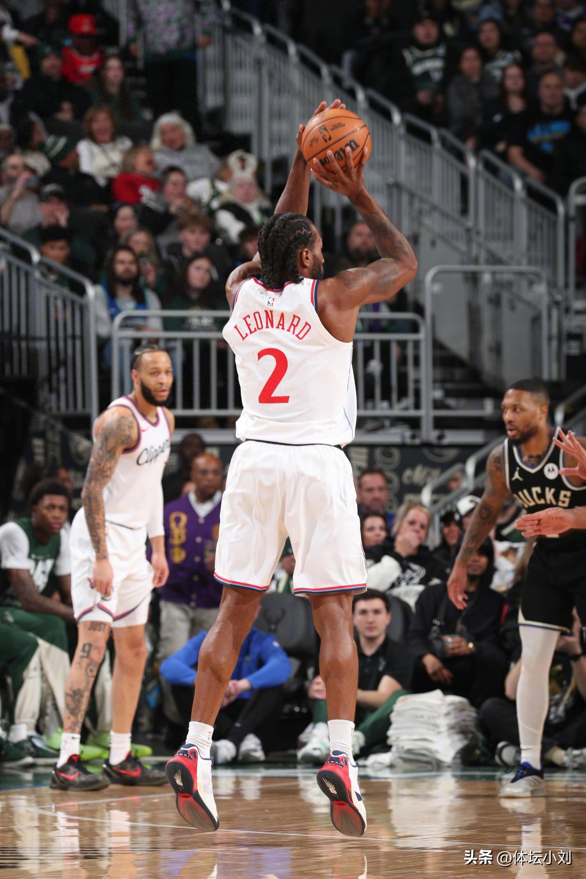 世俱杯改制-雄鹿主场击败黄蜂，保持不败