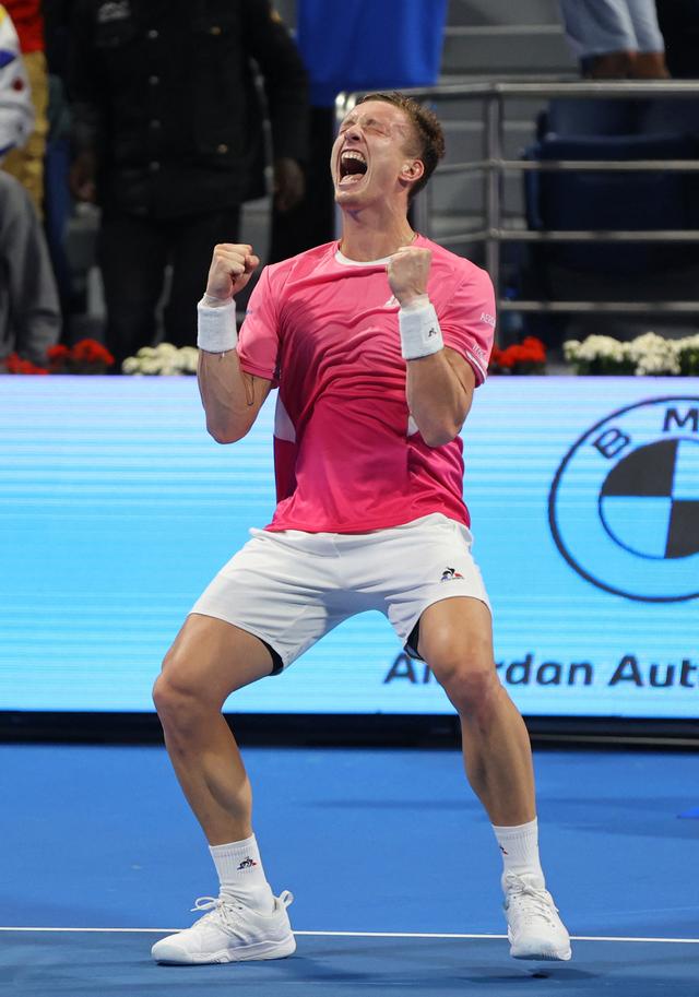 网球男单决赛，西班牙选手夺冠