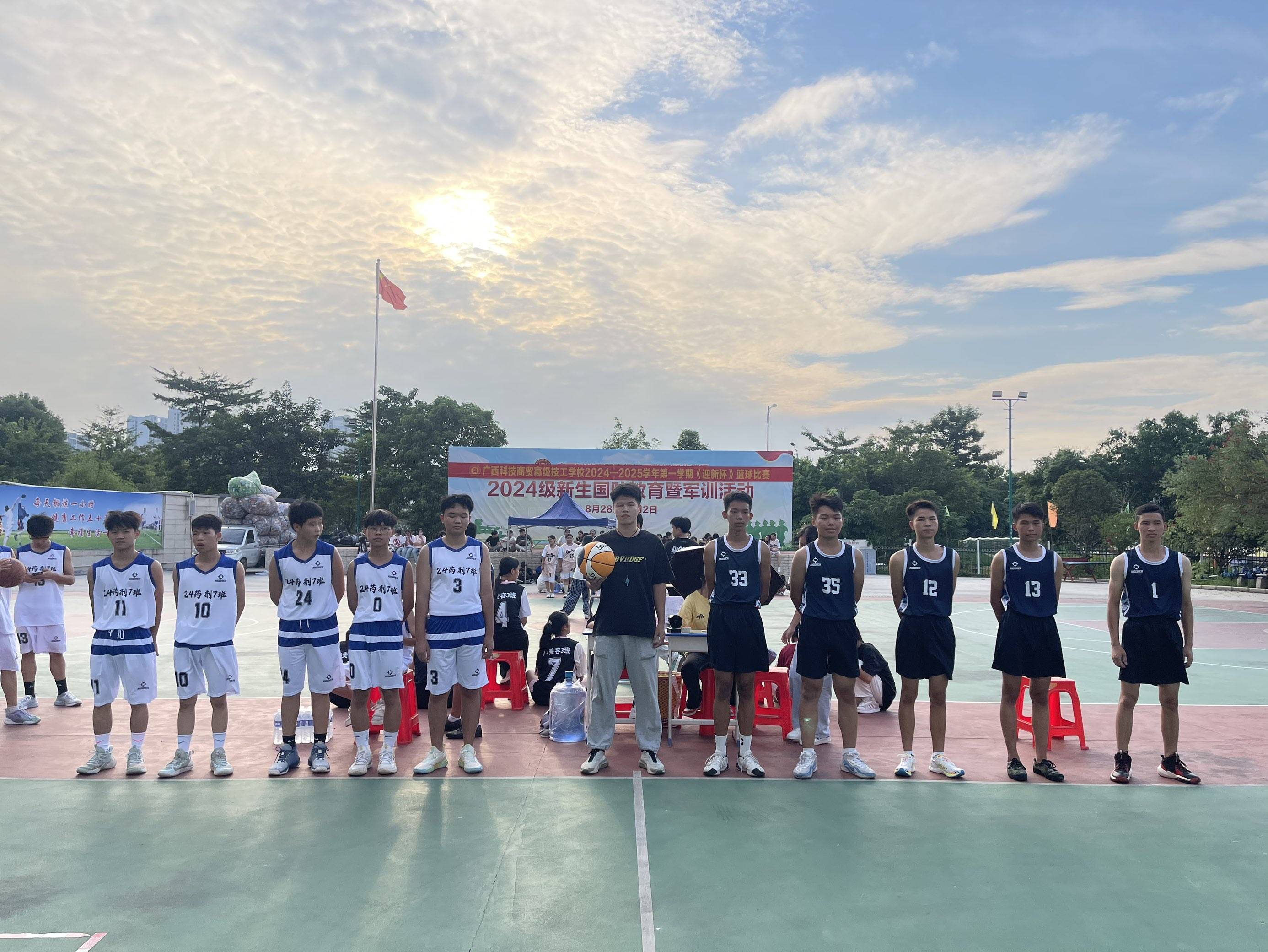 让球员耀眼风采，比赛现场火热激昂