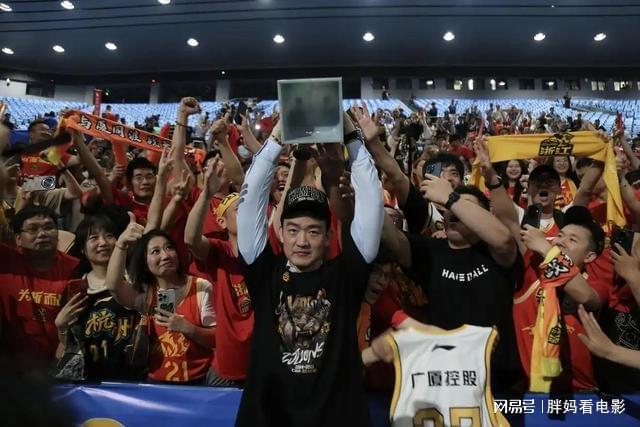 关于明星球员展现绝技，球迷倾心热情助威的信息