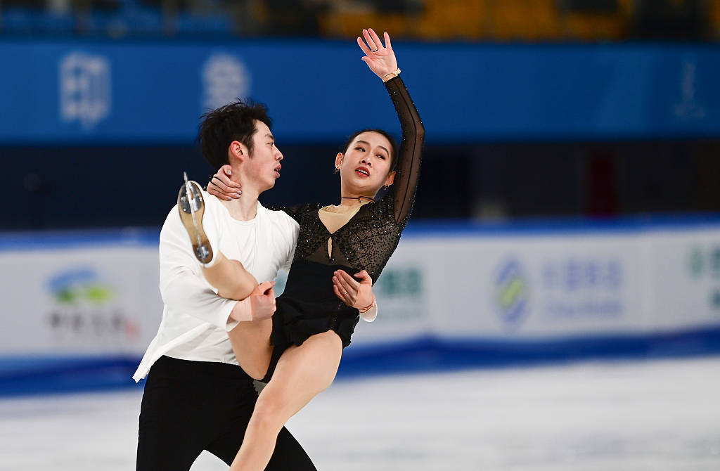 双人滑壮丽表演，冰上舞台上的默契的简单介绍