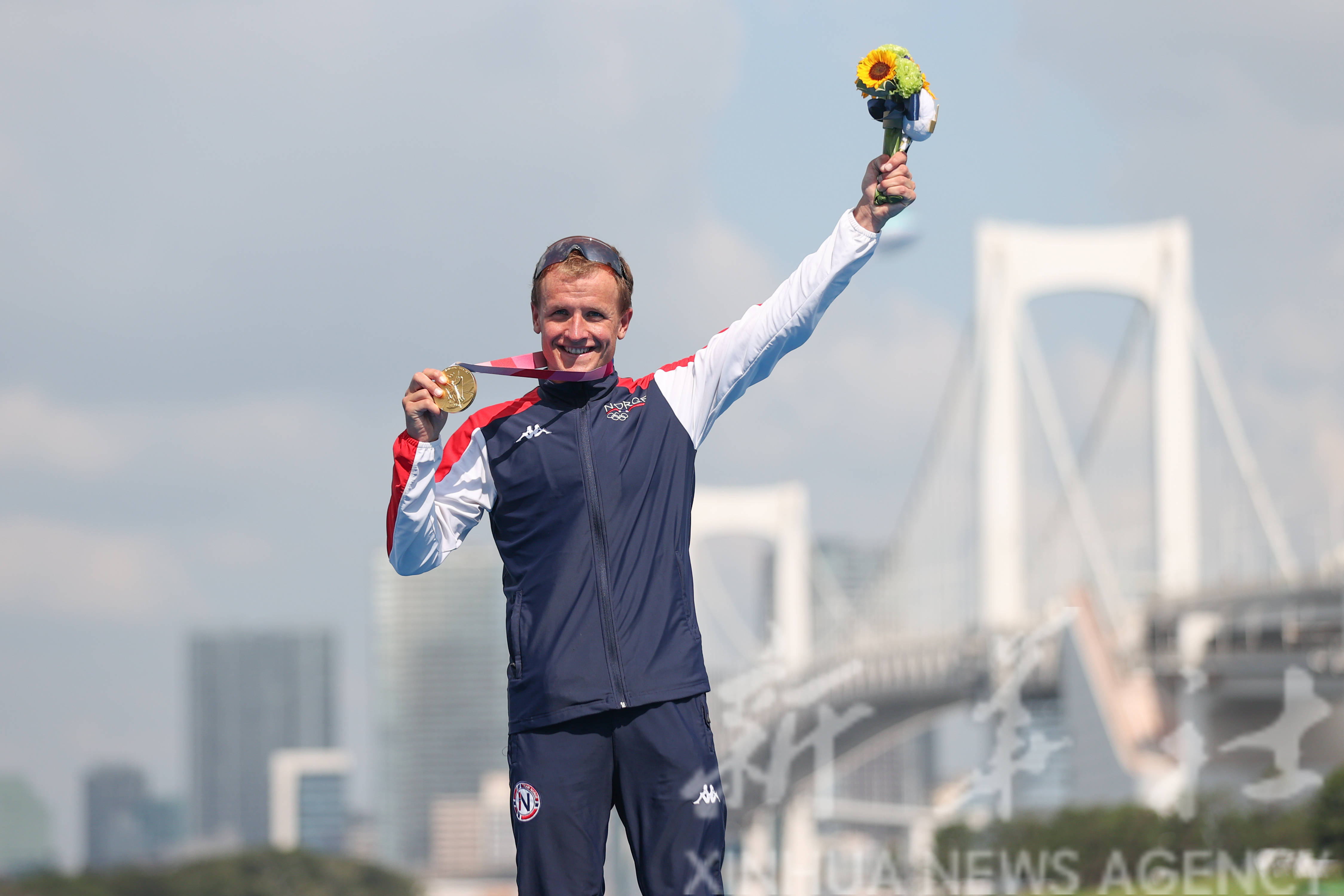 包含葡萄牙铁人三项选手成功卫冕，四连冠！的词条