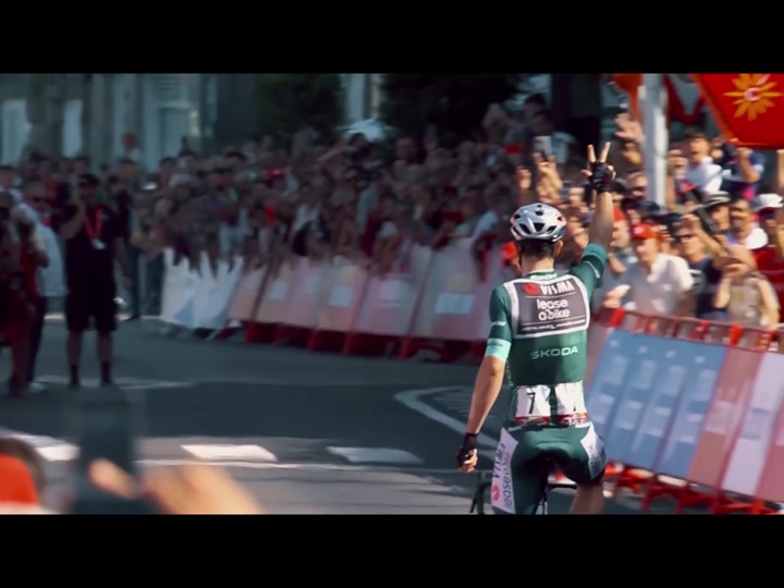 瑞士选手在自行车公路赛中胜出