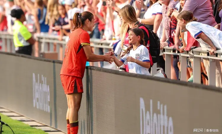 世俱杯赛程-红遍网络的女足比赛瞬间，引发球迷热议