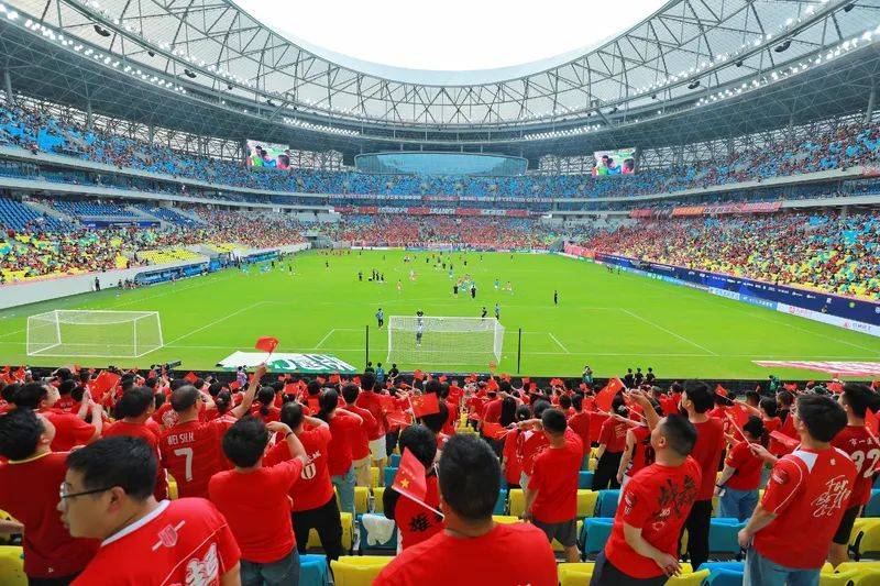 世俱杯改制-足球赛场氛围渐浓，中超联赛震撼开幕