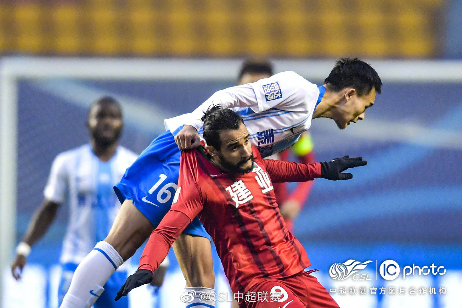 天津泰达惊险险胜河南建业，保持连胜势头