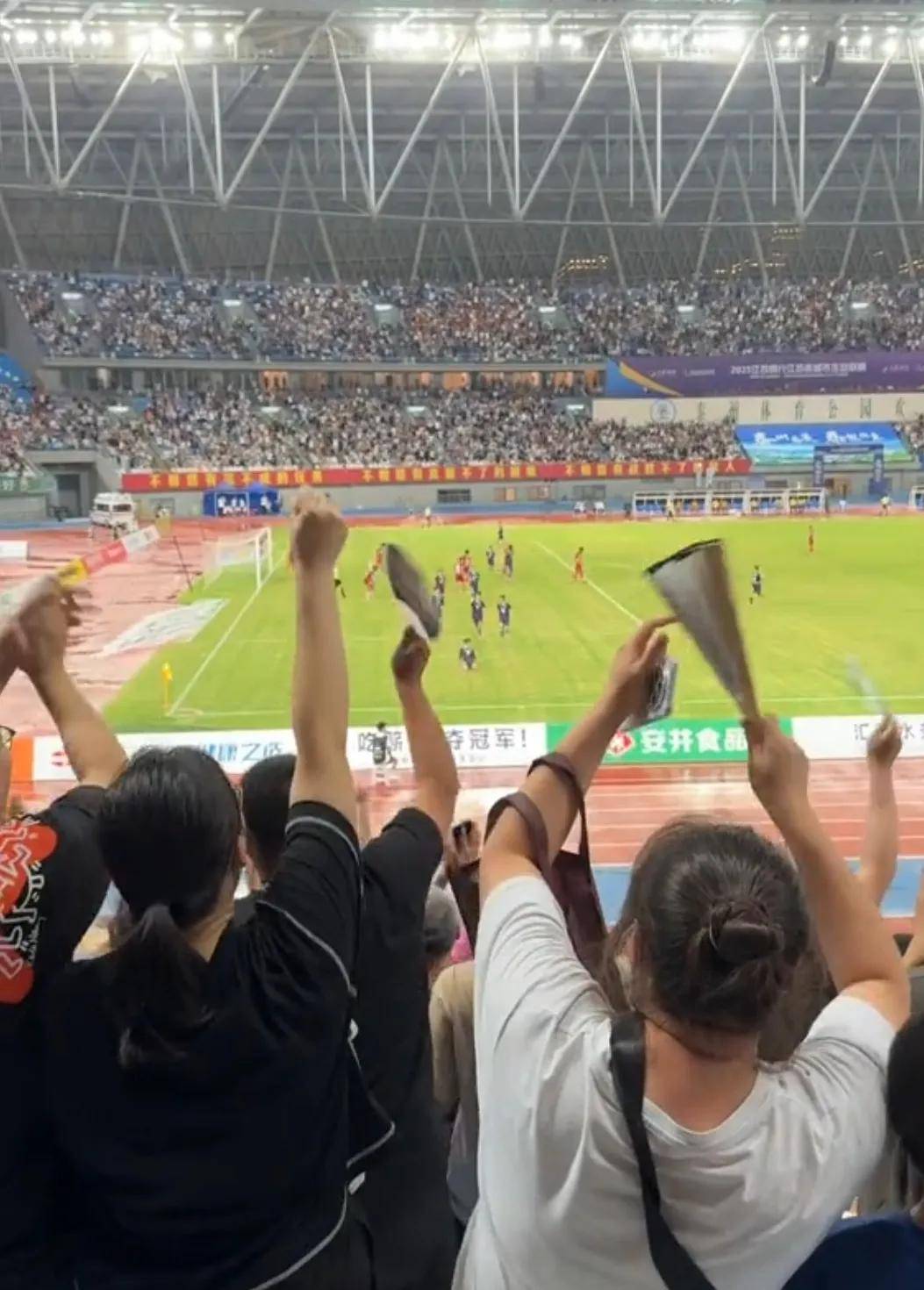 精彩足球比赛场面逼真震撼，赛事硝烟弥漫的简单介绍