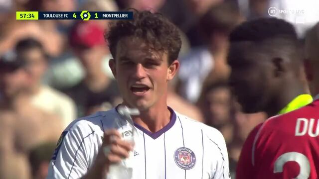 足球解说员突发头痛，比赛直播画面一度中断