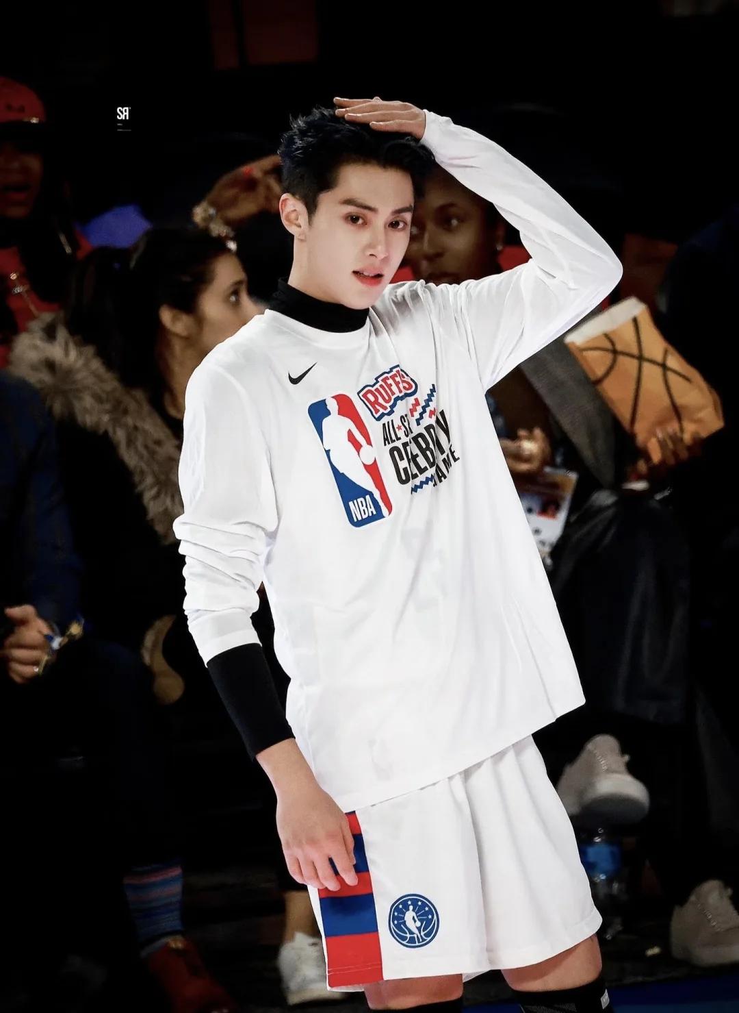 世俱杯冠军-全明星赛上球员们载歌载舞，展现风采