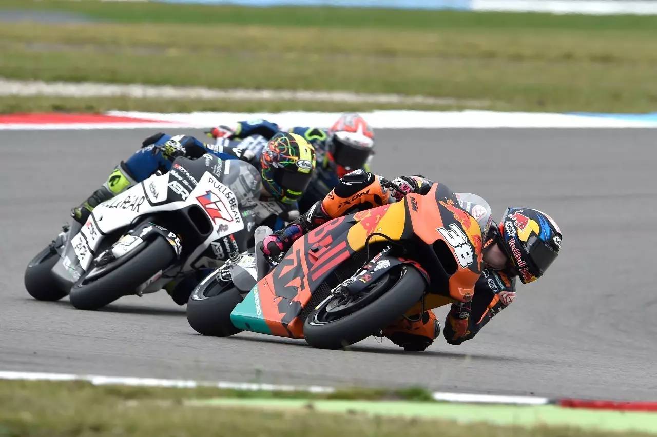 世俱杯参赛资格-巴黎签下卡梅尼，力争赛季最佳成绩