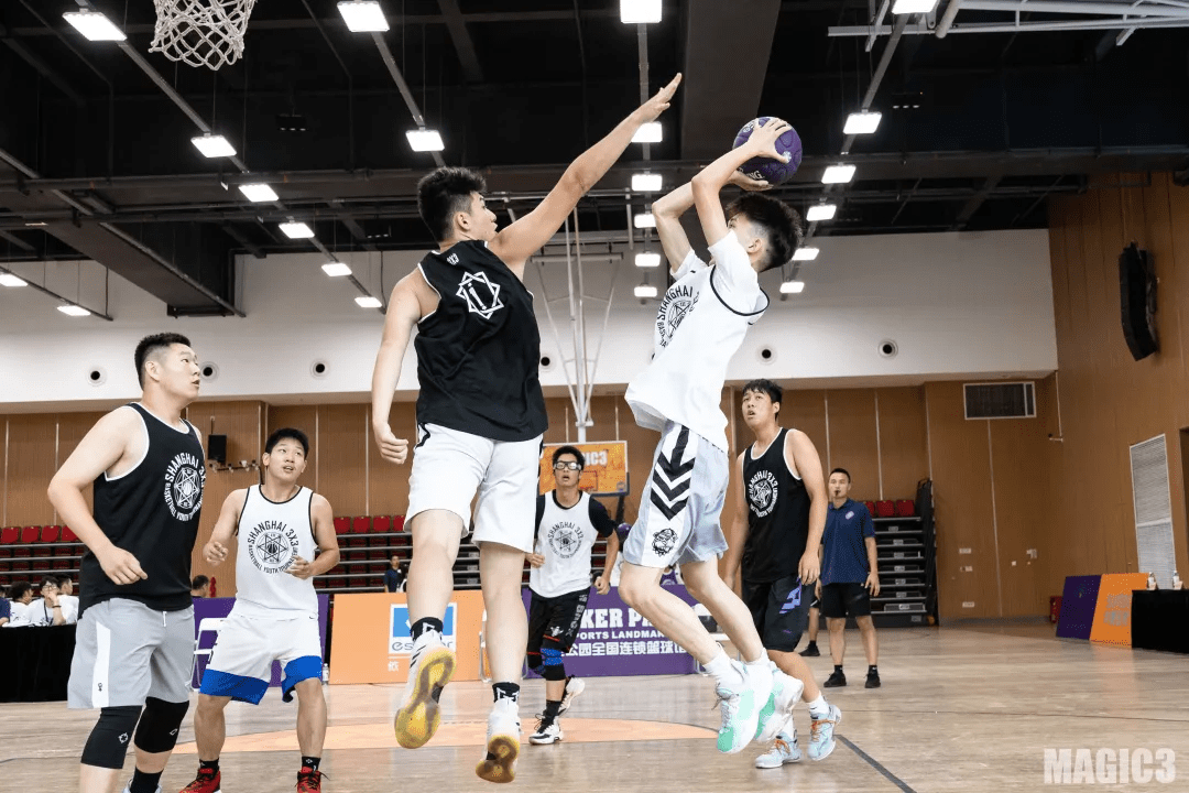 包含澳洲篮球赛场激烈角逐，强队实力强劲的词条