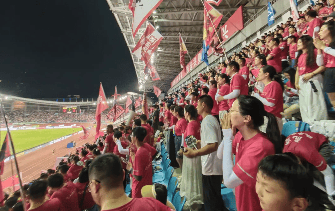 全力以赴，足球队员们积极备战！