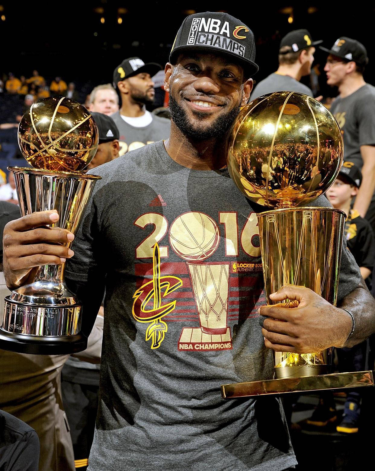 湖人队全队备战季后赛，詹姆斯高效发挥展现领袖风范