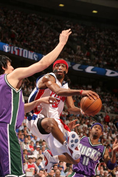 风暴主场遭活塞逆转，球场亮点只剩猫王