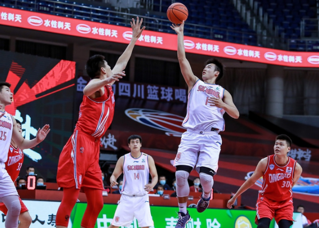 世俱杯-青岛队与江苏队交锋擦出火花