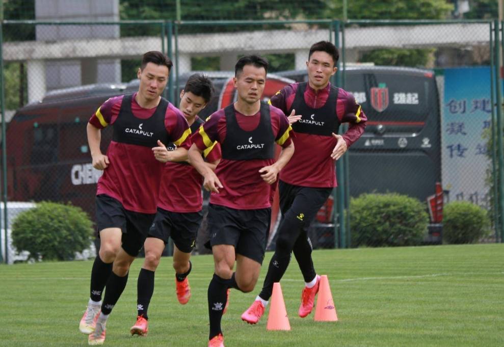 世俱杯参赛资格-精英球员们努力训练，备战接下来的赛事